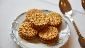 Kořeněné sušenky s krémem z cejlonského čaje