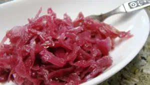 červené kysané zelí