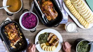 Vepřo-knedlo-zelo je jedním z tradičních slavnostních pokrmů