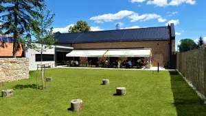 Zahrádka s terasou u restaurace