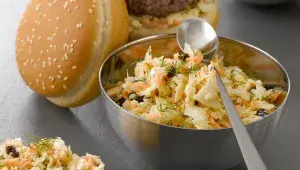 Burger se salátem coleslaw
