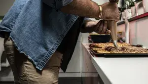 Arašídové věnečky se slaným karamelem a čokoládovou tonka ganache podle Josefa Maršálka