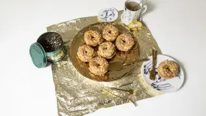 Arašídové věnečky se slaným karamelem a čokoládovou tonka ganache podle Josefa Maršálka