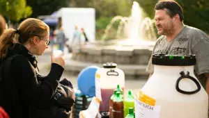 Ochutnat vše, co vás zajímá, porozprávět s prodejci