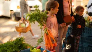 Na farmářských trzích se prodává čerstvá lokální zelenina 