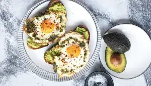 Avokádový toust se sázeným vejcem s pestem a fetou