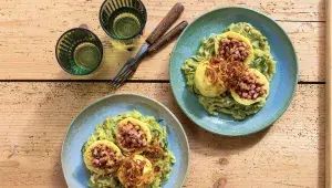 Bramborové knedlíky s uzeným masem a cuketovým zelím