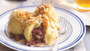 Bramborové knedlíky plněné uzeným masem