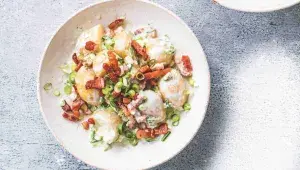 Bramborový salát se slaninou a modrým sýrem