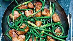 Bůčková pánev s česnekovými výhonky