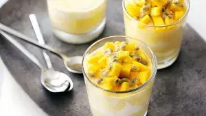 Jogurtové poháry s mangem a mučenkou