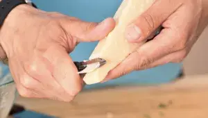 Salát Caesar – příprava hoblin parmazánu