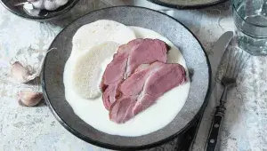 Česneková omáčka s uzeným masem