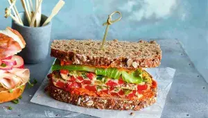 Semínkový chléb s barevnou frittatou