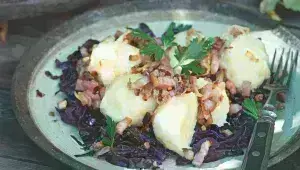 Chlupaté knedlíky s červeným zelím