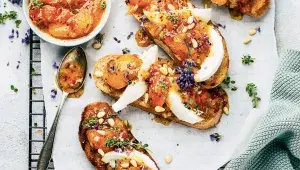 Crostini s ostrým meruňkovým čatní