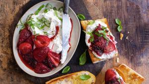 Crostini se šlehanou fetou a jahodami Crostini se šlehanou fetou a jahodami