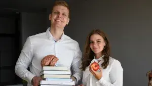 Jíte po šesté? Skvěle! 5 mýtů, které vám ničí zdraví: Proč musíte počkat 30 minut s čištěním zubů a co s detoxem radí David Erban a Šárka Knížková