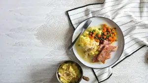 Dušená mrkev s hráškem, šťouchanými bramborami a šunkou