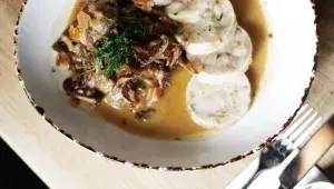 Ve svých restauracích vaří poctivou českou kuchyni. Jaké asi bude menu jeho nového podniku?