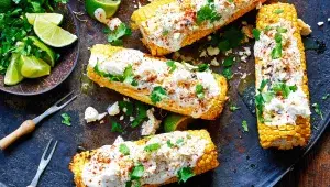 Elotes (mexická grilovaná kukuřice)