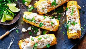 Elotes (mexická grilovaná kukuřice)