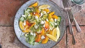 Fenyklový salát s broskvemi a fetou