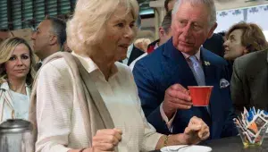 Král Karel s královnou manželkou Camillou