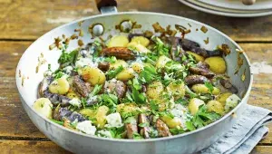 opékané gnocchi s houbami a modrým sýrem