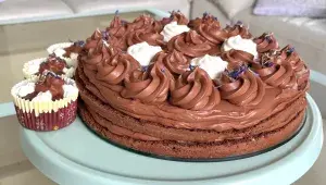 Hana Homoláčová:  „Dort jsem pokapala meruňkovým likérem, potřela pařížskou šlehačkou a posypala jedlým kvítím. Na čokoládové dorty a zákusky mám vyzkoušeno fialové kvítí, na hnědém podkladu velmi hezky vynikne.“