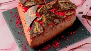 Hana Valerie Doležalová: „Dort ve tvaru rolády rozkrojené do tvaru srdce, uvnitř nějž se po rozkrojení ukrývá překvapení v podobě spirály akcentované malinovou marmeládou.“