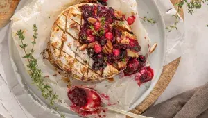 Grilovaný hermelín s brusinkami