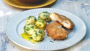 Holandský řízek s bylinkovými bramborami