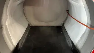 Lyofilizátor po sušení a voda ze sušené suroviny zmrzlá uvnitř