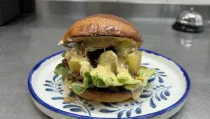 Buchta s vepřovým líčkem, hrubou hořčicí a křenovou majonézou