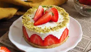 Jahodový mini dortík podle foodblogerky Na skok v kuchyni