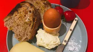 Bjukitchen Vejce naměkko, šlehané máslo, farmářský sýr, topinka