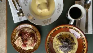 Jídlo ze školní jídelny s výhledem na Hradčany: Drzý cukrář boří trendy. I krupicová kaše může být základ menu!