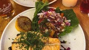 Losos s pečenými brambory a salátem a Paludan’s burger z hovězího masa s čedarem, slaninou, pečenými bramborami a chilli majonézou