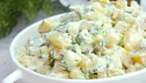 Bramborový salát s koprem a okurkou