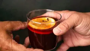 Konec přeslazeného svařáku: Šéfkuchař Berky a národní sommelierka prozradili svoje 4 originální recepty. Vyzkoušejte to letos jinak