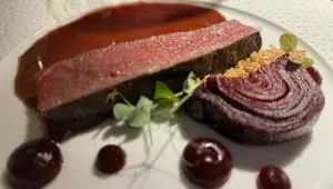 Steak s pečenou řepou a omáčkou z karamelizovaného křenu