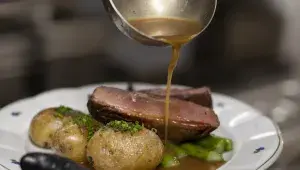 Ve svých restauracích vaří poctivou českou kuchyni. Jaké asi bude menu jeho nového podniku?