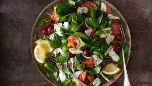 Italský salát se salámem pepperoni