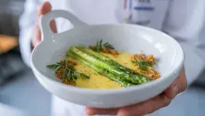 chřest s holandskou omáčkou