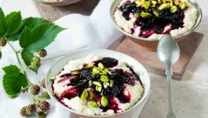 Jáhly nasladko s ostružinovým kompotem