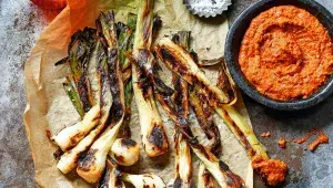 Jarní sladké cibulky s kouřovou omáčkou romesco