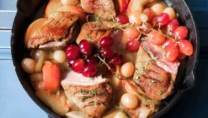 Kachna na jablkách a hroznech