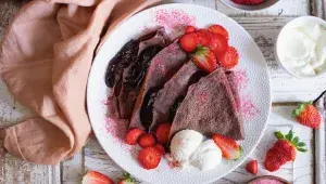 Kakaové palačinky s čokoládou a jahodami