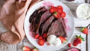 Kakaové palačinky s čokoládou a jahodami